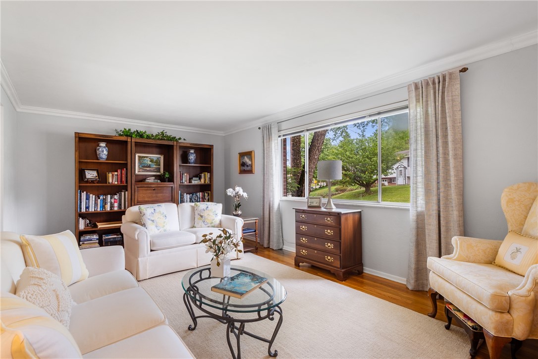 Scott Twp - Sal, Pennsylvania 15220, United States, 4 Bedrooms Bedrooms, ,2 BathroomsBathrooms,Residential,Contingent,129820