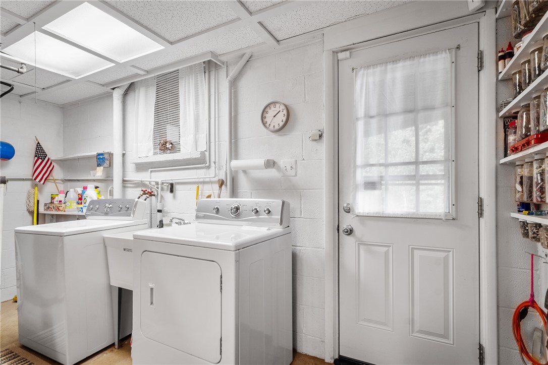 Scott Twp - Sal, Pennsylvania 15220, United States, 4 Bedrooms Bedrooms, ,2 BathroomsBathrooms,Residential,Contingent,129820