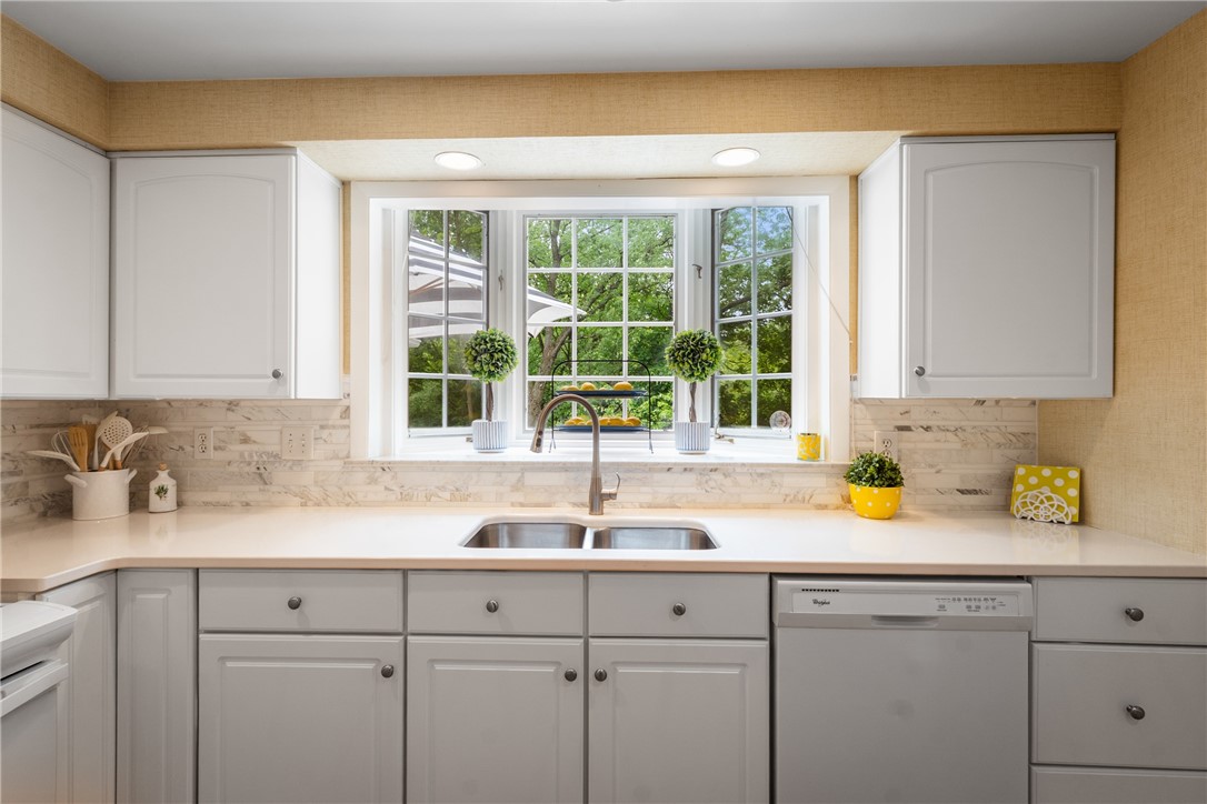 Scott Twp - Sal, Pennsylvania 15220, United States, 4 Bedrooms Bedrooms, ,2 BathroomsBathrooms,Residential,Contingent,129820