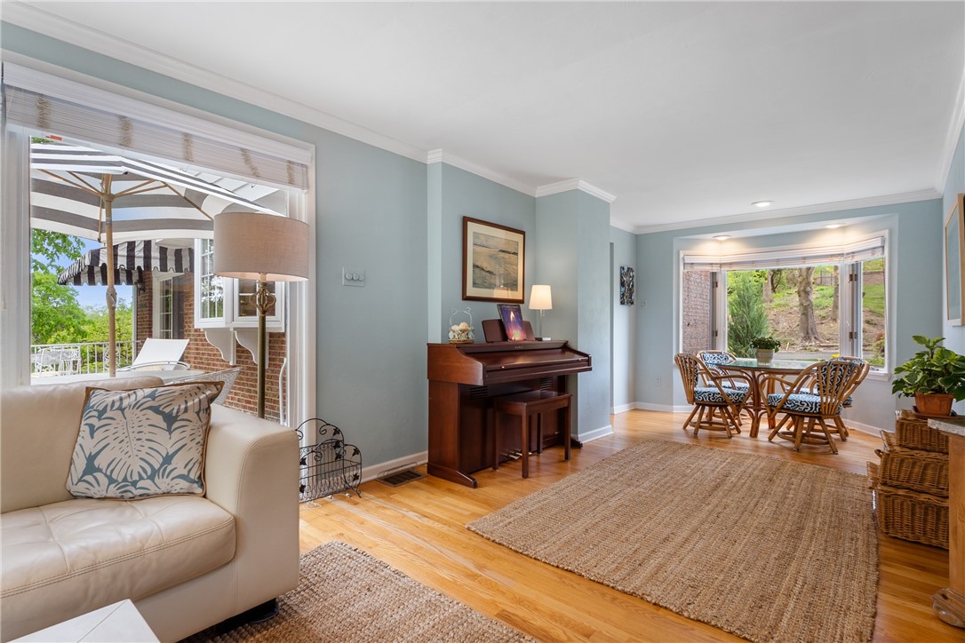 Scott Twp - Sal, Pennsylvania 15220, United States, 4 Bedrooms Bedrooms, ,2 BathroomsBathrooms,Residential,Contingent,129820
