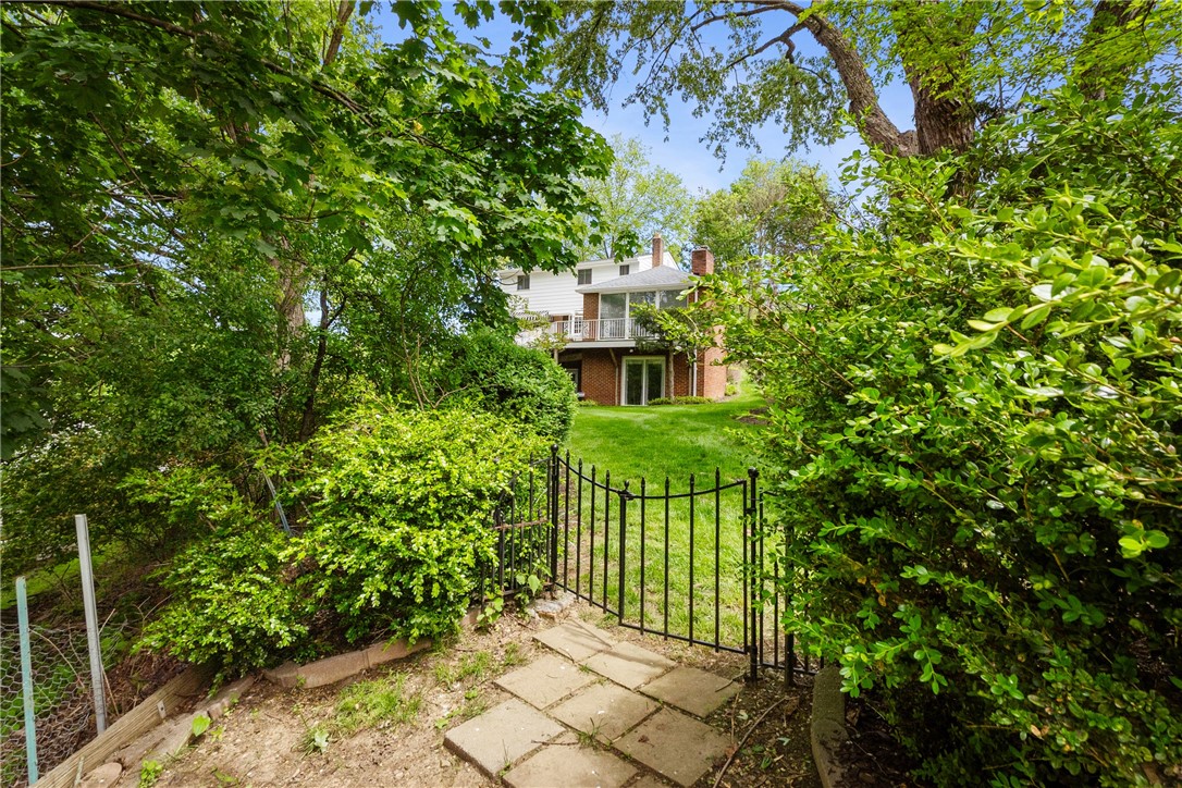Scott Twp - Sal, Pennsylvania 15220, United States, 4 Bedrooms Bedrooms, ,2 BathroomsBathrooms,Residential,Contingent,129820