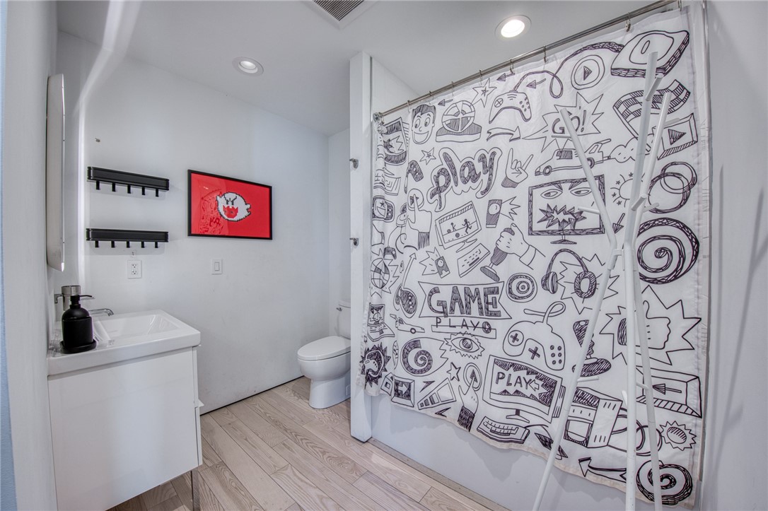 Pittsburgh, Pennsylvania, 15232, United States, 3 Bedrooms Bedrooms, ,4 BathroomsBathrooms,Residential,Active,2035611