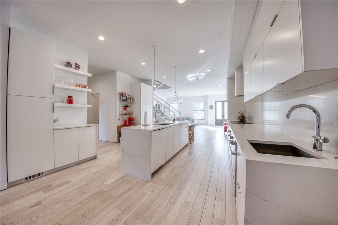 Pittsburgh, Pennsylvania, 15232, United States, 3 Bedrooms Bedrooms, ,4 BathroomsBathrooms,Residential,Active,2035611