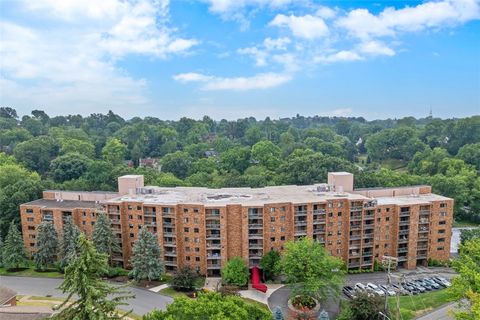 Photo of 1500 Cochran Rd #614, Pittsburgh, PA 15243 (MLS # 1738084)