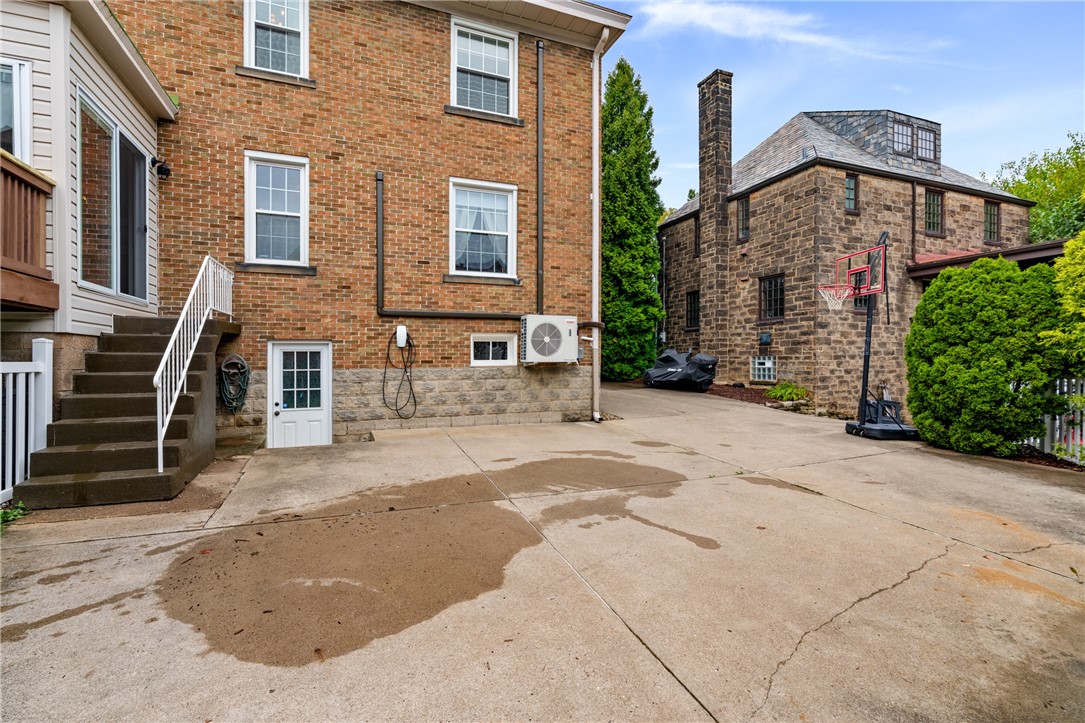 Brentwood, Pennsylvania 15227, United States, 5 Bedrooms Bedrooms, ,4 BathroomsBathrooms,Residential,Active,219260