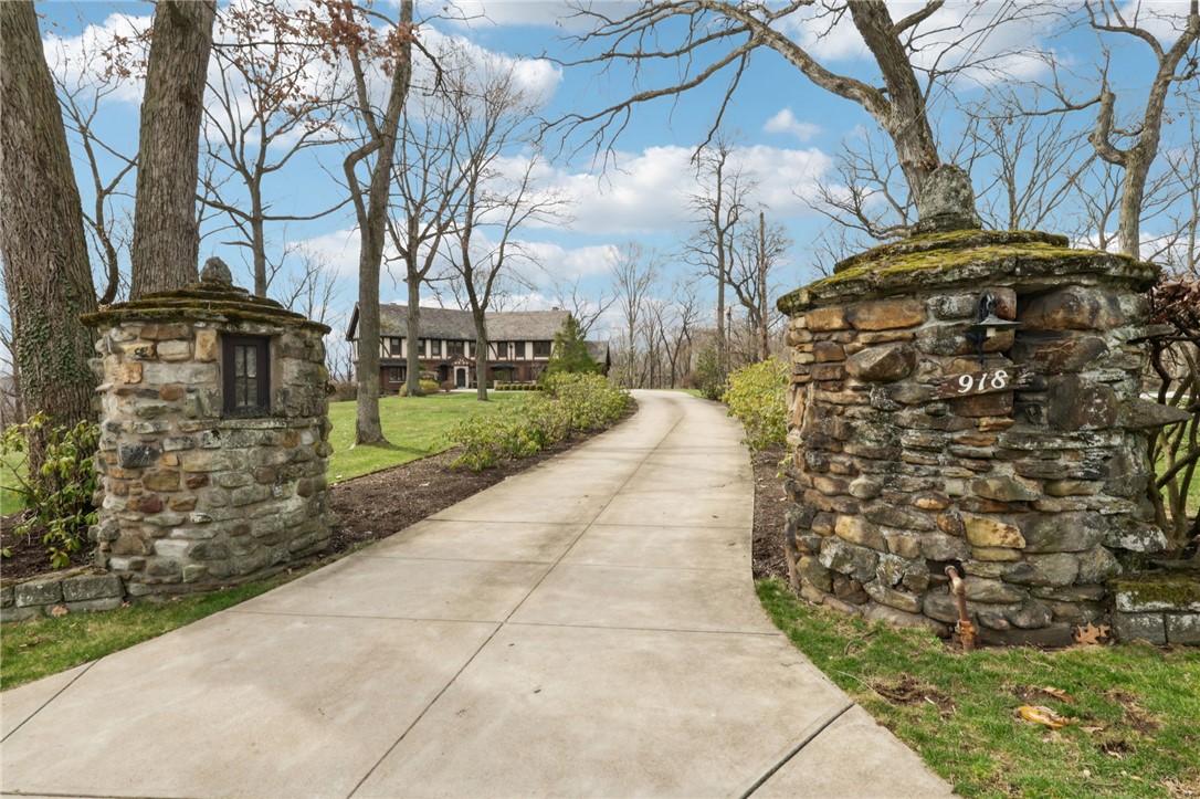 918 W Waldheim Rd