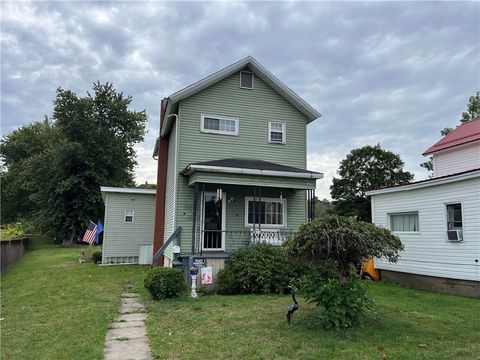 Photo of 321 E Union St, Punxsutawney, PA 15767 (MLS # 1738896)