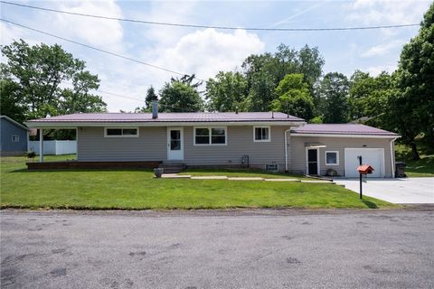 Photo of 701 Pinchot St, Ellwood City, PA 16117 (MLS # 1759050)