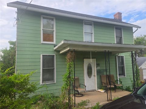 Photo of 1302 Oaklawn Dr, Latrobe, PA 15650 (MLS # 1760555)