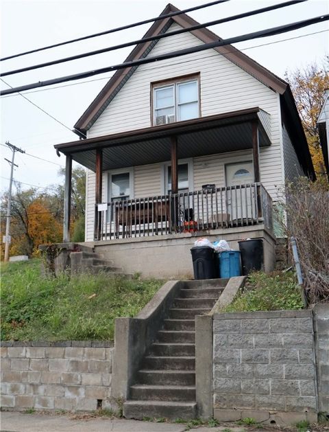 Photo of 830 Frank St, Mc Kees Rocks, PA 15136 (MLS # 1732865)