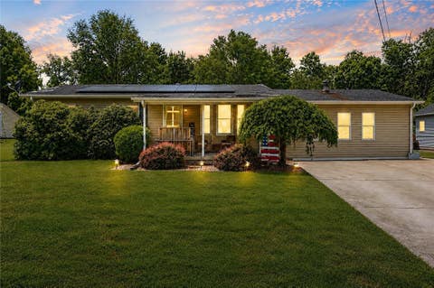 Photo of 220 Oak Park Ln, New Castle, PA 16101 (MLS # 1759577)