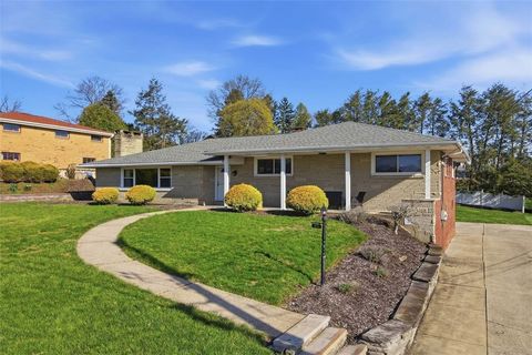 Photo of 211 Pinecrest Dr, Pittsburgh, PA 15237 (MLS # 1748206)