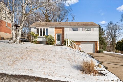 Photo of 414 Cherrywood Dr, Pittsburgh, PA 15214 (MLS # 1738346)