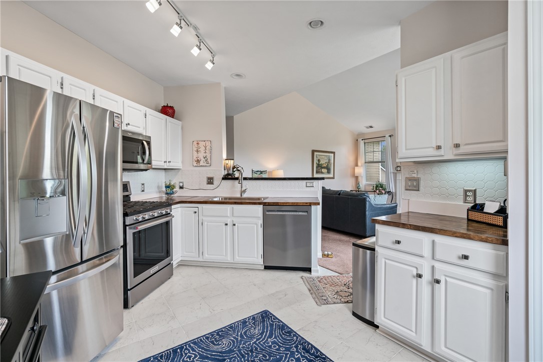 832 EAGLE POINTE DR