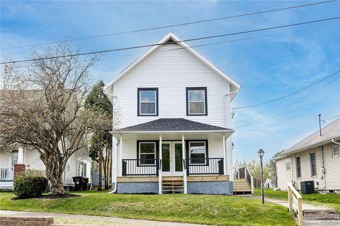 Photo of 716 Terrace Ave, Grove City, PA 16127 (MLS # 1751065)