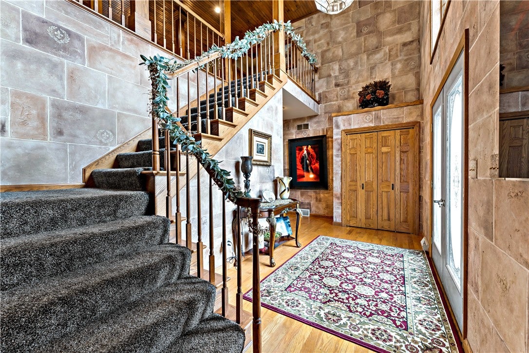 10 Briarwood Ln