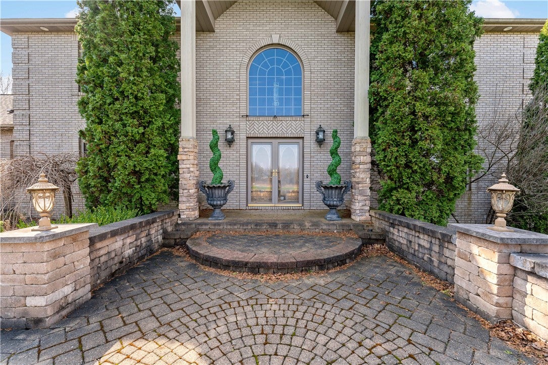 10 Briarwood Ln