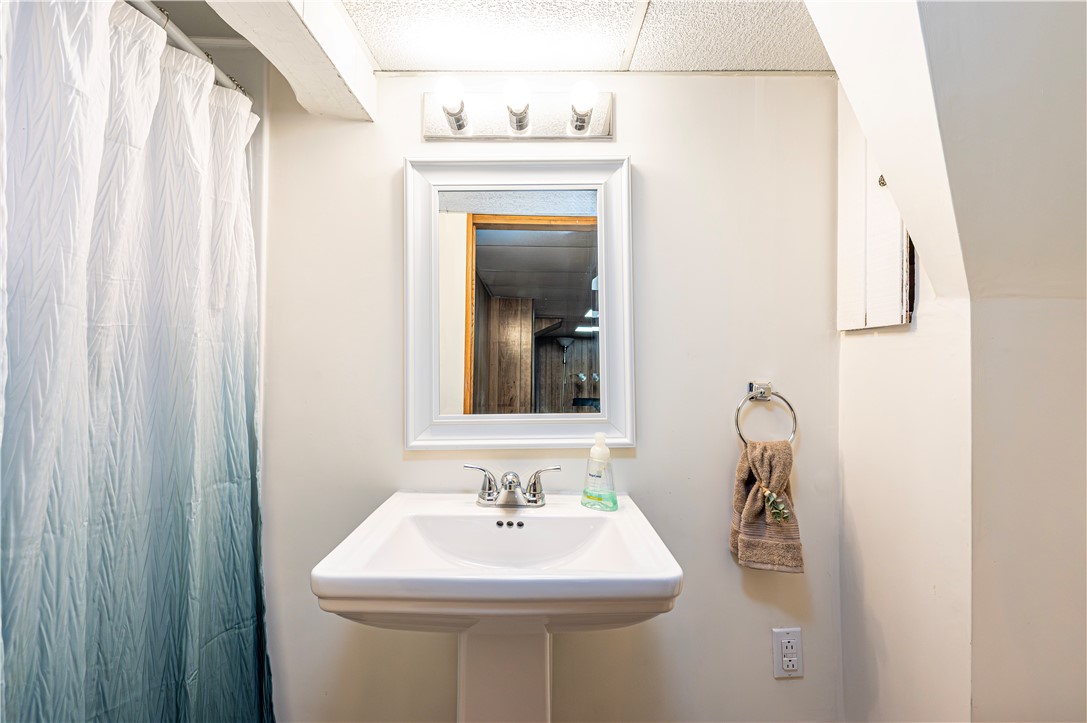 Jeannette, Pennsylvania 15644, United States, 3 Bedrooms Bedrooms, ,3 BathroomsBathrooms,Residential,Pending,212615