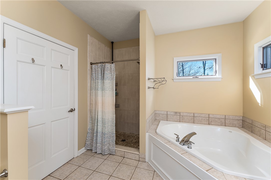 Cranberry Twp, Pennsylvania 16066, United States, 4 Bedrooms Bedrooms, ,4 BathroomsBathrooms,Residential,Pending,105005