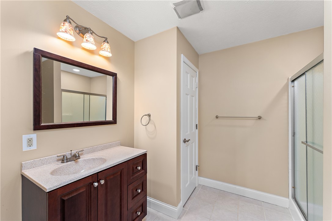 Cranberry Twp, Pennsylvania 16066, United States, 4 Bedrooms Bedrooms, ,4 BathroomsBathrooms,Residential,Pending,105005