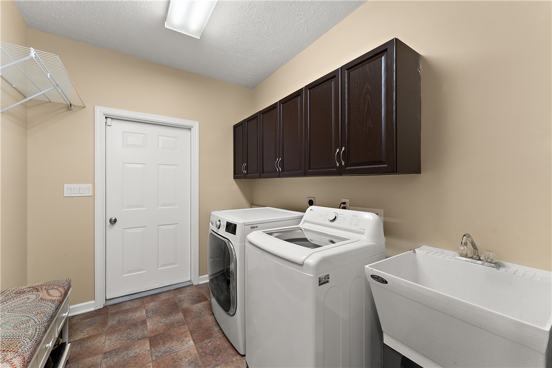 Cranberry Twp, Pennsylvania 16066, United States, 4 Bedrooms Bedrooms, ,4 BathroomsBathrooms,Residential,Pending,105005