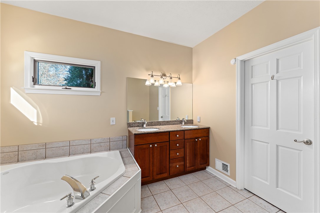 Cranberry Twp, Pennsylvania 16066, United States, 4 Bedrooms Bedrooms, ,4 BathroomsBathrooms,Residential,Pending,105005