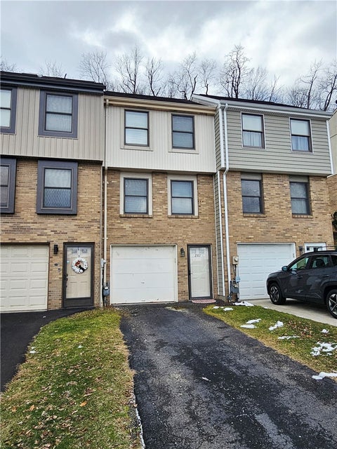 Townhouse For Sale - 2307 Old Greentree Rd Rd<br/> Scott Twp, PA 15106