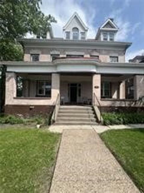 Photo of 5807 Bartlett St #5, Pittsburgh, PA 15217 (MLS # 1736105)