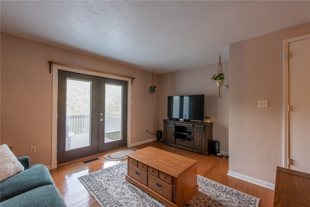 Ross Twp, Pennsylvania 15202, United States, 2 Bedrooms Bedrooms, ,2 BathroomsBathrooms,Residential,Pending,124041