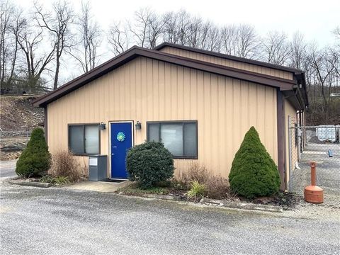Photo of 1227 Sunset Dr, Butler, PA 16001 (MLS # 1760100)