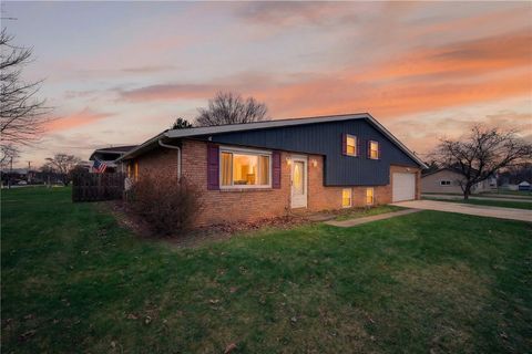 Photo of 201 Golf Ave, Ellwood City, PA 16117 (MLS # 1745119)