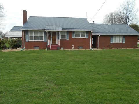 Photo of 2979 Raymond Ave, Latrobe, PA 15650 (MLS # 1747079)