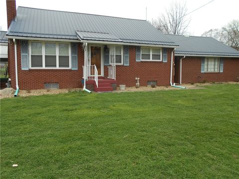 Photo of 2979 Raymond Ave, Latrobe, PA 15650 (MLS # 1747079)