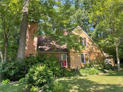 Photo of 329 Stoneybrooke Dr, Cheswick, PA 15024 (MLS # 1763152)