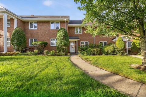 Townhouse For Sale - 831 Alden Dr Dr<br/> Scott Twp, PA 15220