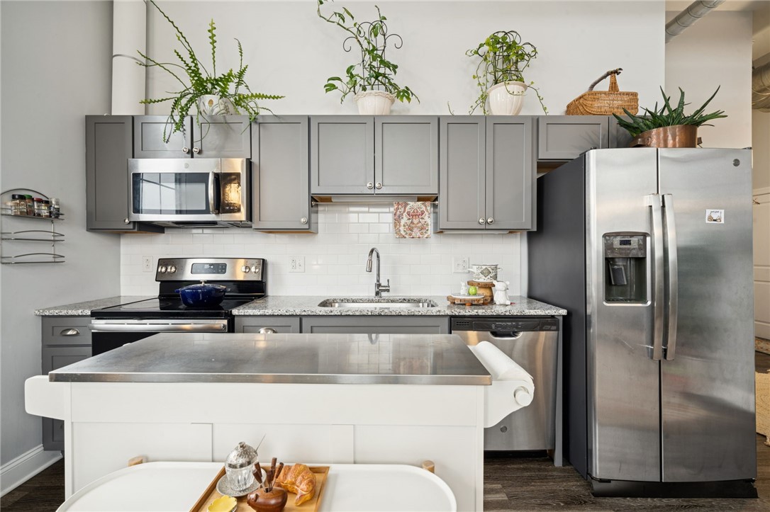 Swissvale, Pennsylvania 15218, United States, 2 Bedrooms Bedrooms, ,2 BathroomsBathrooms,Residential,Contingent,250025