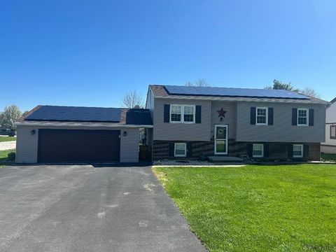 Photo of 1501 Maplehurst Dr, Somerset, PA 15501 (MLS # 1725400)