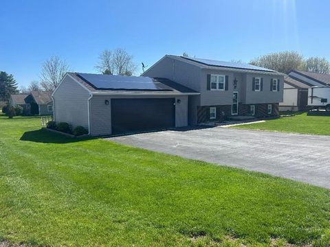 Photo of 1501 Maplehurst Dr, Somerset, PA 15501 (MLS # 1725400)