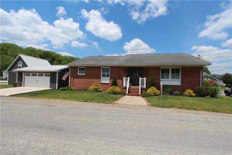 Photo of 301 W Loyalhanna St, Ligonier, PA 15658 (MLS # 1758601)