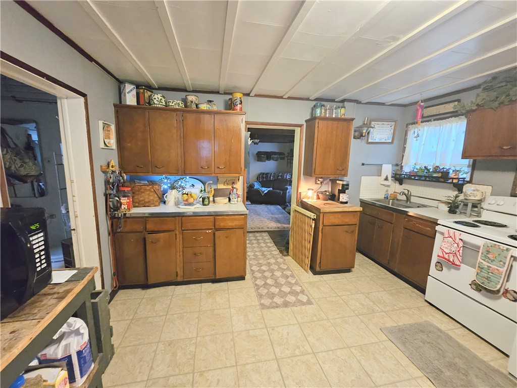 Slippery Rock Boro, Pennsylvania 16057, United States, 4 Bedrooms Bedrooms, ,2 BathroomsBathrooms,Residential,Active,253502