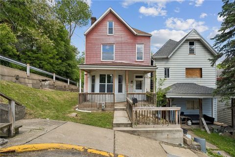 Photo of 124 Cutler St, Mckees Rocks, PA 15136 (MLS # 1752274)