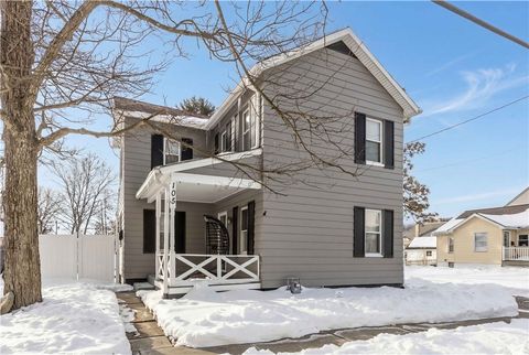 Photo of 105 N Oliver Ave, Zelienople, PA 16063 (MLS # 1739250)