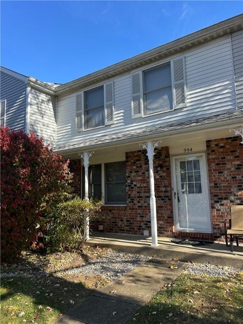 Photo of 934 Lynwood Ct, Cranberry Twp, PA 16066 (MLS # 1733524)
