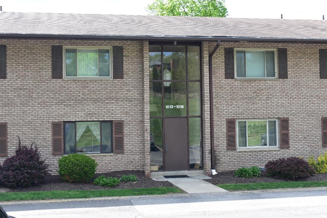 Photo 1 of 11 — 1014 Sanlin Dr, Moon/Crescent Twp, PA 15108