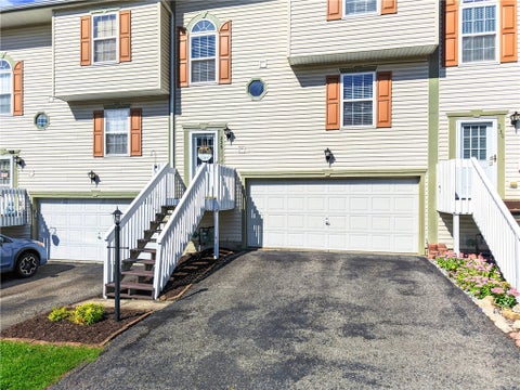 Townhouse For Sale - 228 Scenic Hill Dr<br/> Carnegie, PA 15106