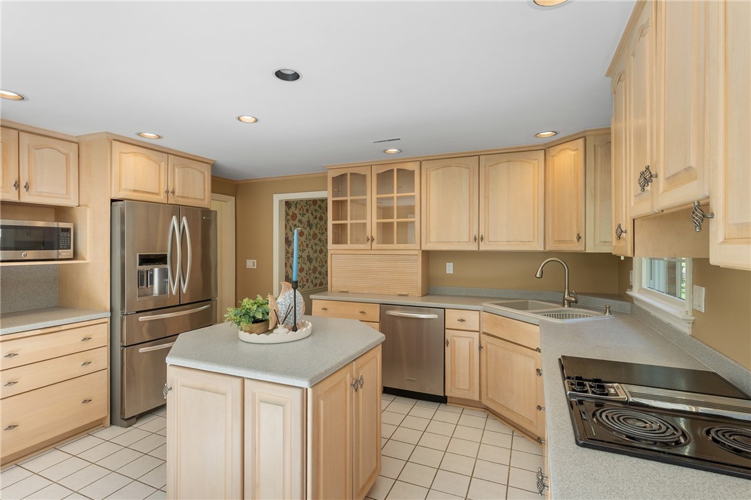 Upper St. Clair, Pennsylvania 15241, United States, 4 Bedrooms Bedrooms, ,3 BathroomsBathrooms,Residential,Active,121976