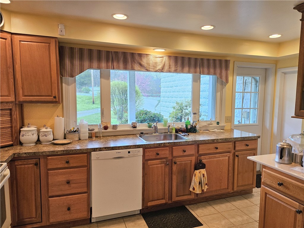 Slippery Rock Twp - But, Pennsylvania 16057, United States, 3 Bedrooms Bedrooms, ,2 BathroomsBathrooms,Residential,Contingent,117474