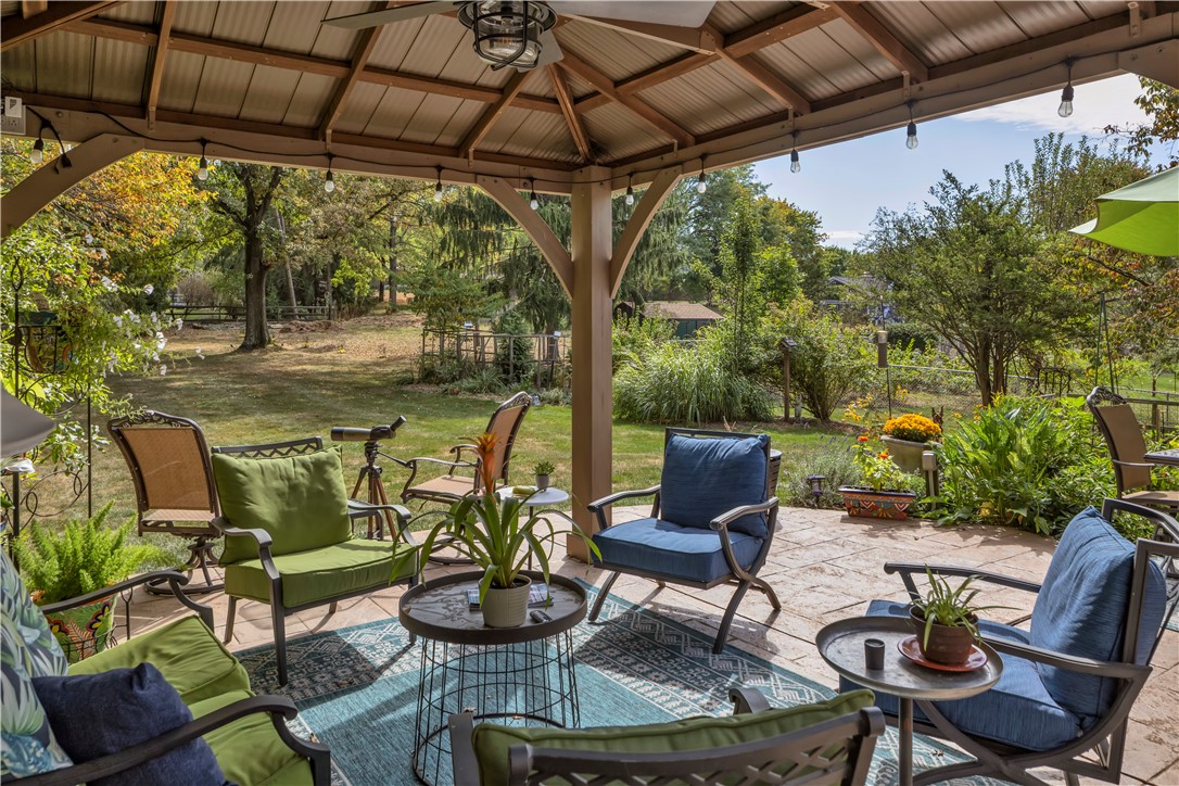 1528 Sandhurst Dr
