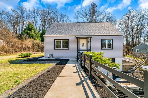 Photo of 308 Edgewood Dr, Pittsburgh, PA 15145 (MLS # 1744489)