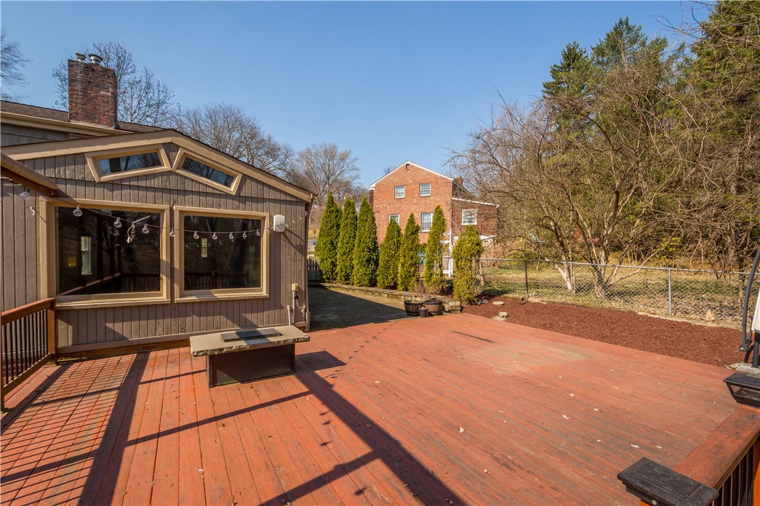 Upper St. Clair, Pennsylvania 15241, United States, 5 Bedrooms Bedrooms, ,3 BathroomsBathrooms,Residential,Pending,90016